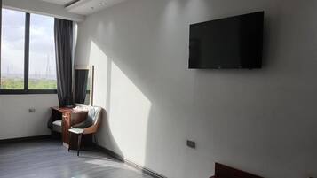 Studio Suite, Balcony, City View | Interior
