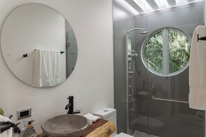 Shower, hair dryer, towels, soap - Casa Oko in downtown Cancun with a Jacuzzi (Cancún)