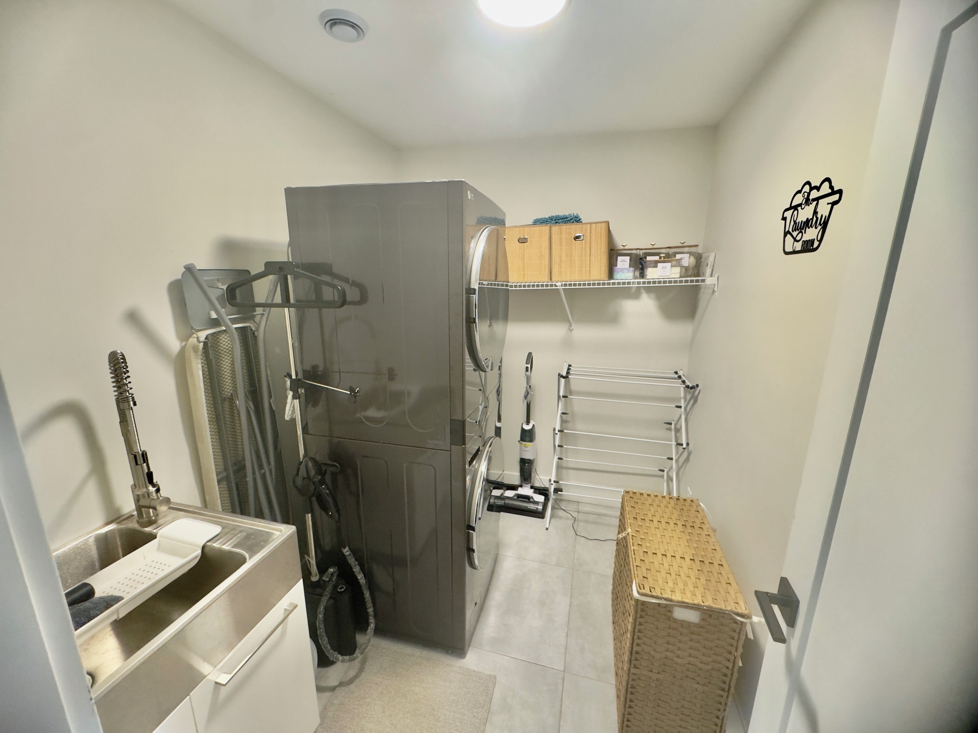 ヘアドライヤー、タオル、石鹸、トイレットペーパー