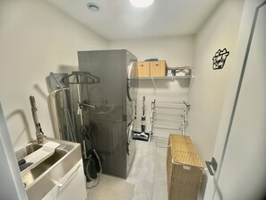 Haartrockner, Handtücher, Seife, Toilettenpapier