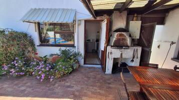 Apartamento, 1 quarto, para fumantes, vista para o jardim | Opções para refeição ao ar livre