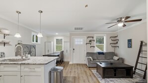 Living area - Wonderful 2-bedroom house in welcoming Newton (Newton)