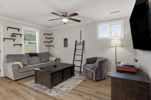 Living area - Wonderful 2-bedroom house in welcoming Newton (Newton)