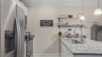 Fridge, microwave, stovetop, dishwasher