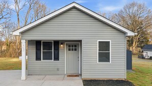 Exterior - Wonderful 2-bedroom house in welcoming Newton (Newton)