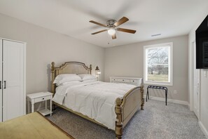 2 bedrooms, iron/ironing board, Internet, bed sheets - Wonderful 2-bedroom house in welcoming Newton (Newton)