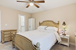 2 bedrooms, iron/ironing board, Internet, bed sheets - Wonderful 2-bedroom house in welcoming Newton (Newton)