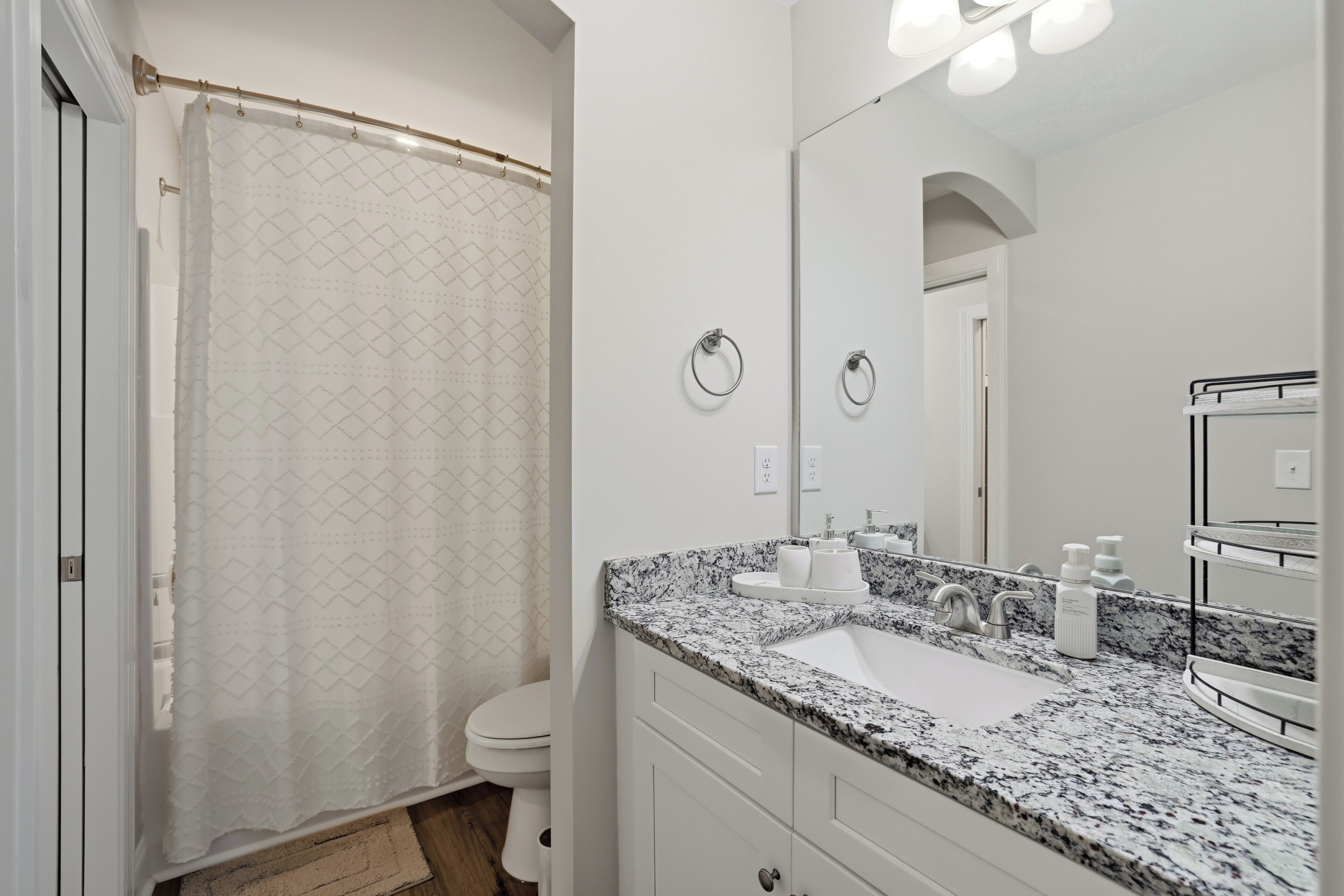 Sèche-cheveux, serviettes fournies, savon, papier toilette