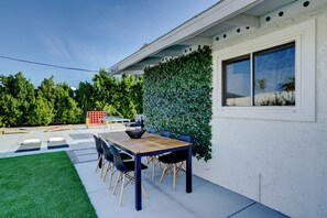 Outdoor dining - Vista Ashby: Stagecoach Oasis, Pool & Mtn Views (Palm Springs)