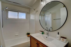 Douche, sèche-cheveux, serviettes fournies, savon