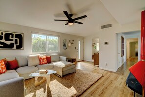 TV, ping pong - Vista Ashby: Stagecoach Oasis, Pool & Mtn Views (Palm Springs)
