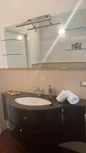 Shower, hair dryer, bidet, towels - SPARANO 51 - Elegance and Comfort in the Heart of Bari (Bari)