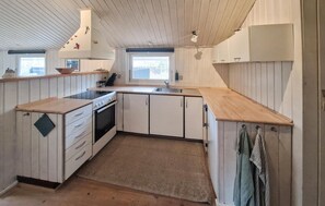 Fridge, stovetop, coffee/tea maker, cookware/dishes/utensils - 3 bedroom cozy home in ålbæk (Ålbæk)