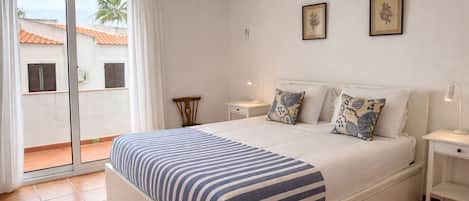 3 bedrooms, iron/ironing board, bed sheets
