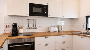 Fridge, microwave, oven, stovetop - Casa da Aveleira 3Bdr in Vilamoura by LovelyStay (Vilamoura)