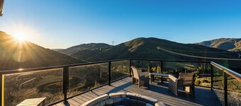 Cozy cabin on private 30 acres ranch w/ epic lake views, hot tub, pool, sauna