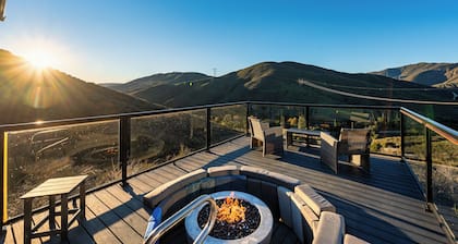 Cozy cabin on private 30 acres ranch w/ epic lake views, hot tub, pool, sauna