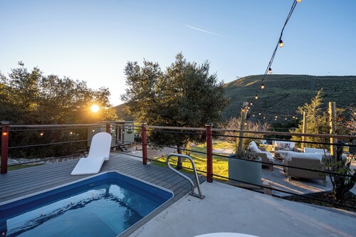 Cozy cabin on private 30 acres ranch w/ epic lake views, hot tub, pool, sauna