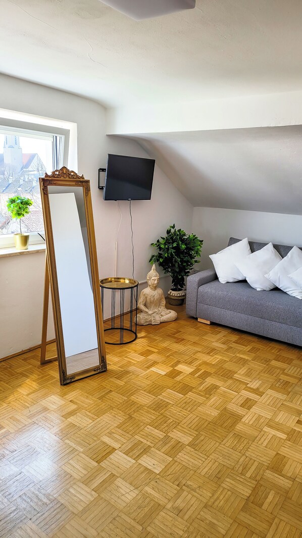 Living area - DG "R" Helle 40m² City Wohnung 15 min. von Salzburg (Freilassing)