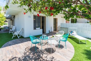Outdoor dining - Verde Mare - Sicily vacation: Apartment near the beach with a view of the marina (Marina di Ragusa)