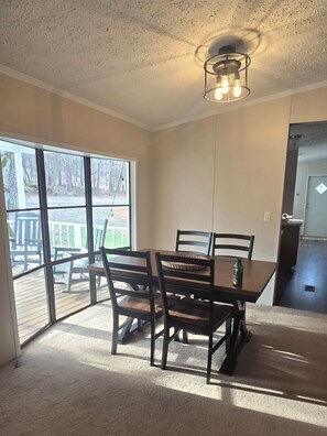 Dining - Cozy 3-bedroom house in serene South Pittsburg, deck, fire pit and  Smores Bar (South Pittsburg)