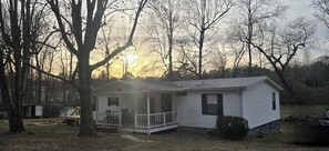 Exterior - Cozy 3-bedroom house in serene South Pittsburg, deck, fire pit and  Smores Bar (South Pittsburg)