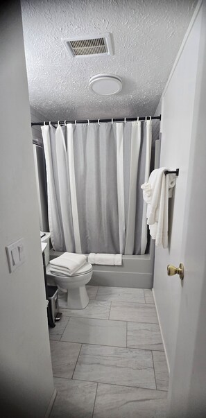 Bathroom - Cozy 3-bedroom house in serene South Pittsburg, deck, fire pit and  Smores Bar (South Pittsburg)