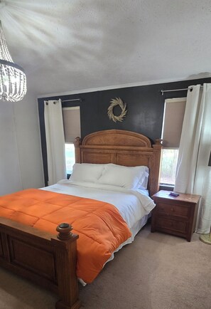 Room - Cozy 3-bedroom house in serene South Pittsburg, deck, fire pit and  Smores Bar (South Pittsburg)