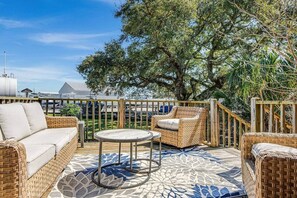 Terrace/patio - Relax at Captains Quarters spacious marina home (Sneads Ferry)