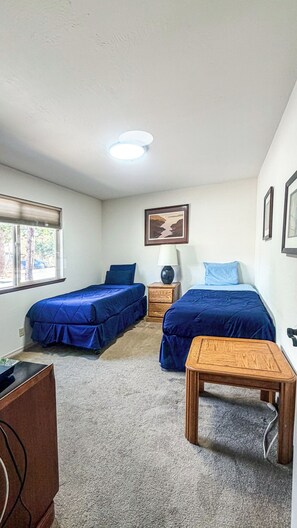 4 Schlafzimmer, Bügeleisen/Bügelbrett