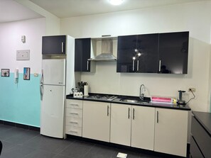 Private kitchen - Spacious 1-bedroom apartment in tranquil Amman with AC and gym (Amman)
