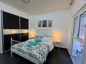 4 bedrooms, iron/ironing board, WiFi, bed sheets - Spacious 1-bedroom apartment in tranquil Amman with AC and gym (Amman)
