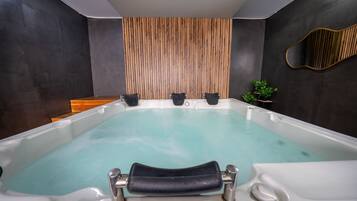 Standard Apartment, City View | Private spa tub
