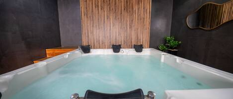 Standard Apartment, City View | Private spa tub