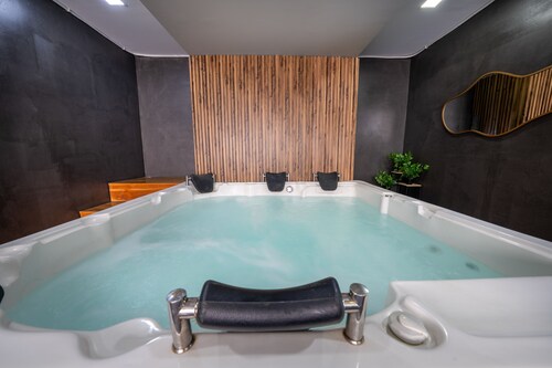 6BD with Balcony Jacuzzi Next to LLERAS