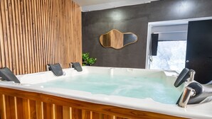 Ein Whirlpool mit Holzverkleidung, einem Blumentopf und einem Fenster mit Ausblick.