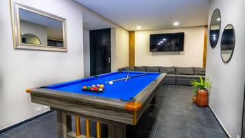 Standard Apartment, City View | Billiards
