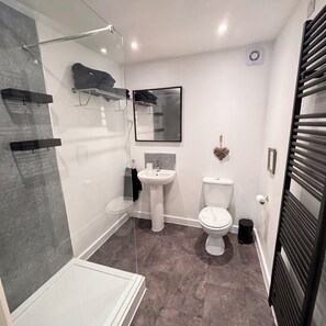 Bathroom - The Cosy Retreat | 20 mins to Cardiff | 1 Bedroom (Saint Nicholas)