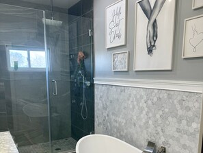 Shower, hair dryer, bidet, towels - Spaces 4 Bedroom w/Pool 20 Minutes Away from Metlife Stadium - FIFA World Cup 26 (East Orange)