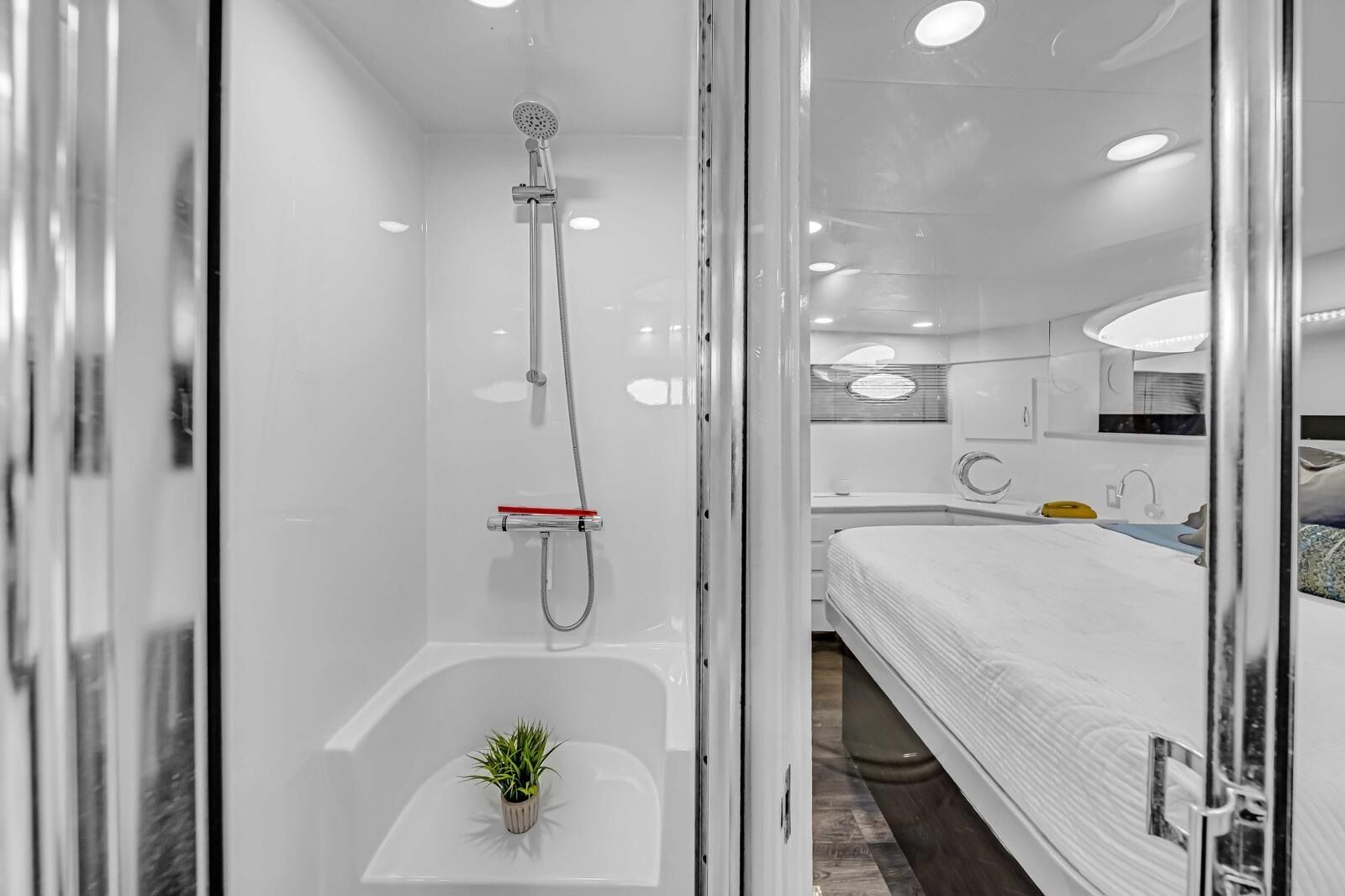 Een douche,  milieuvriendelijk toiletgerief, een haardroger, handdoeken