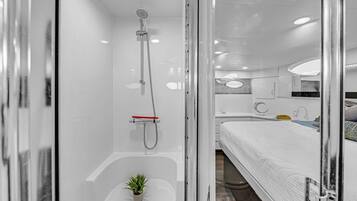 Een douche, milieuvriendelijk toiletgerief, een haardroger, handdoeken