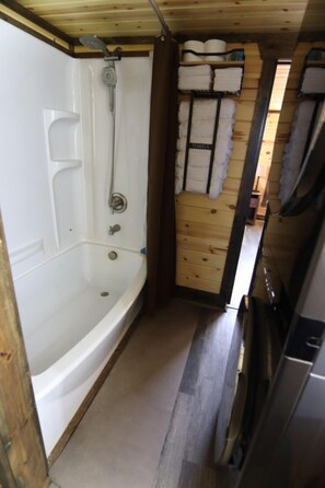 Towels, soap, shampoo, toilet paper - Loch Lomond Lodge (Livingston)