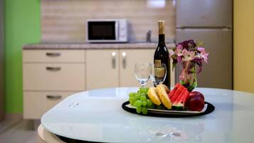 Studio, niet-roken | Dineren in de kamer