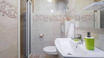 Ducha, secador de pelo, toallas, jabón