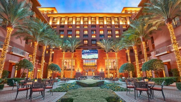 Outdoor dining - Discover Desert Luxury at The Westin Kierland Villas - 1 Bedroom Premium Villa (Scottsdale)