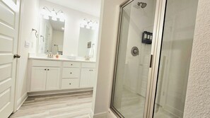 Shower, hair dryer, towels, soap - Modern Coastal 3B Retreat• Sleeps 8 • Dog Friendly (Santa Rosa Beach)