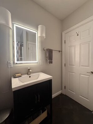 Hair dryer, towels, soap, toilet paper - Soak, Sip, and Stay. Sonoma Retreat Near the Plaza (Sonoma)