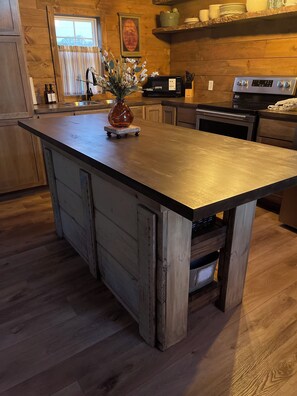 Fridge, microwave, oven, stovetop - Zeus's Retreat Cabin at Rend Lake (Benton)