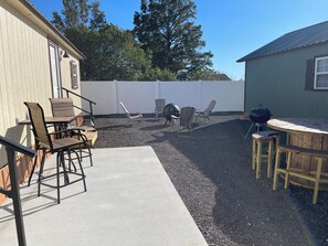 Outdoor dining - Zeus's Retreat Cabin at Rend Lake (Benton)