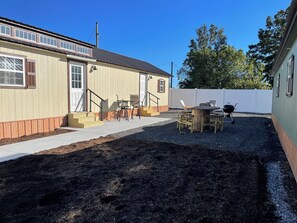 Outdoor dining - Zeus's Retreat Cabin at Rend Lake (Benton)